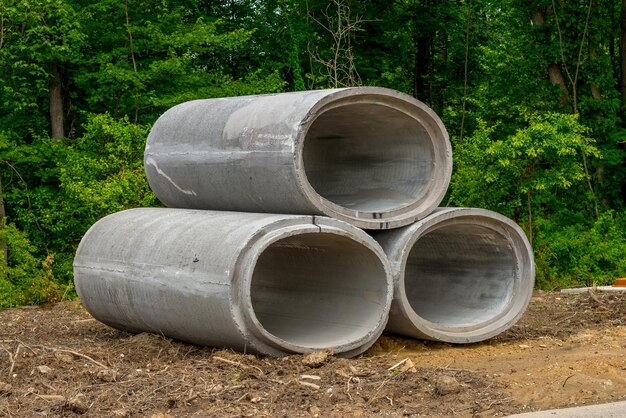 duże betonowe rury kanalizacyjne na ziemi cement stack szary krąg materiał