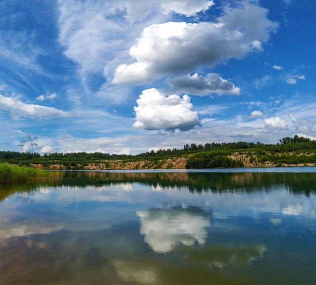 Duże białe chmury nad wodą jeziora