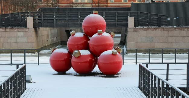 Zdjęcie duże czerwone balony świąteczne w parku miejskim