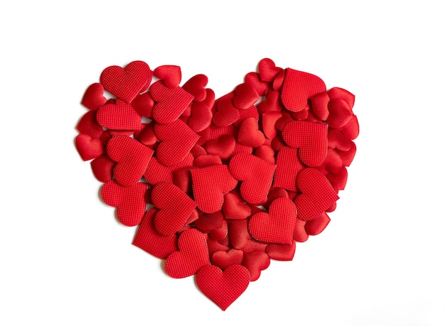 Zdjęcie duże czerwone serce z małych satynowych serc na białym tle
