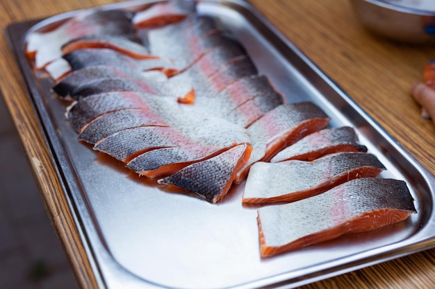 duże danie ze świeżą rybą do grillowania