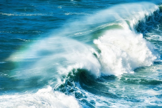 Duże fale na wybrzeżu Oceanu Atlantyckiego w Nazare, Portugalia. Piękne tło przyrody