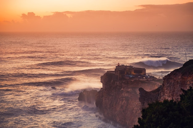 Duże fale na wybrzeżu Oceanu Atlantyckiego w Nazare Portugalia