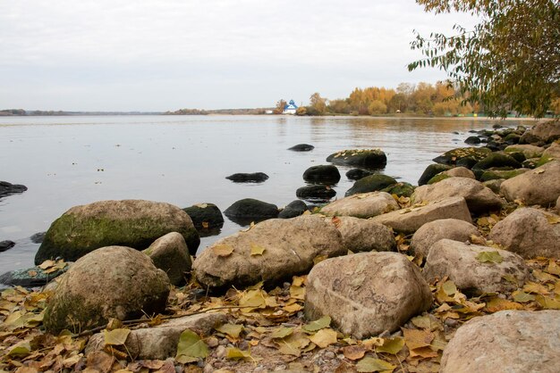 Duże kamienie na brzegu jeziora jesienią