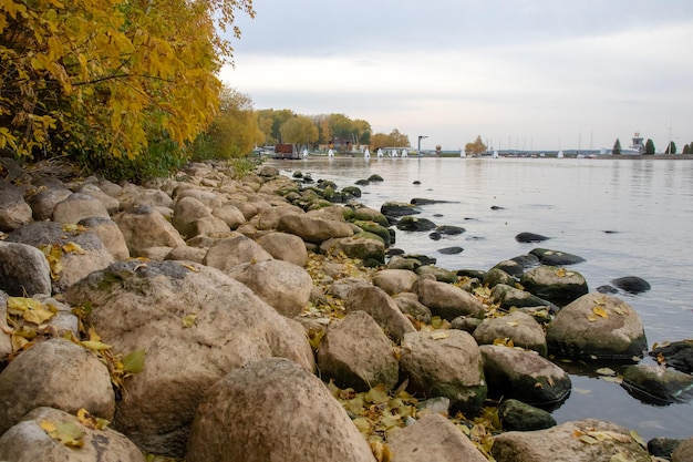 Duże kamienie na brzegu jeziora jesienią