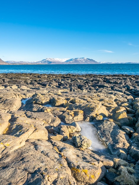 Duże Kamienie Na Półwyspie Akranes W Pobliżu Latarni Morskich Pod Błękitnym Niebem Islandia