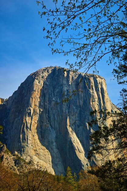 Duże klify w ostrym świetle poranka w Parku Narodowym Yosemite