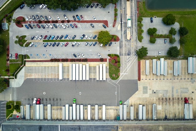 Duże korporacyjne centrum wysyłkowe z wieloma półciężarówkami rozładowującymi i ładującymi produkty detaliczne do dalszej wysyłki detalicznej Koncepcja rynku globalnego
