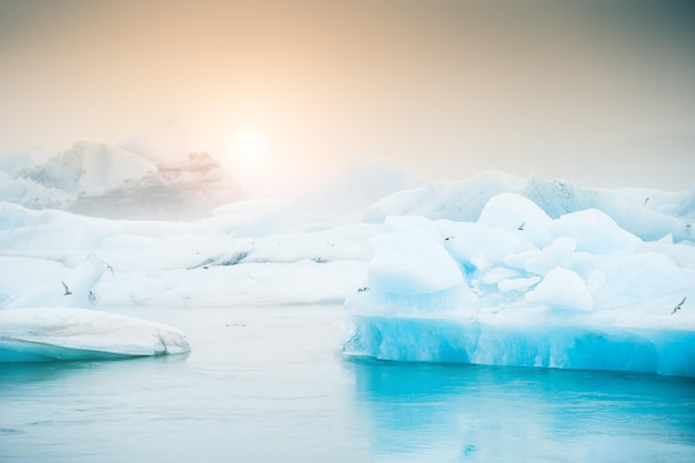 Duże niebieskie góry lodowe w lagunie lodowcowej Jokulsarlon, Południowa Islandia