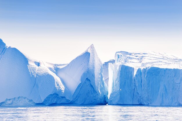 Duże niebieskie góry lodowe w lodowym fiordzie Ilulissat, zachodnia Grenlandia