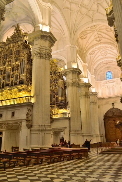 Duże organy w kościele z dużymi organami pośrodku.