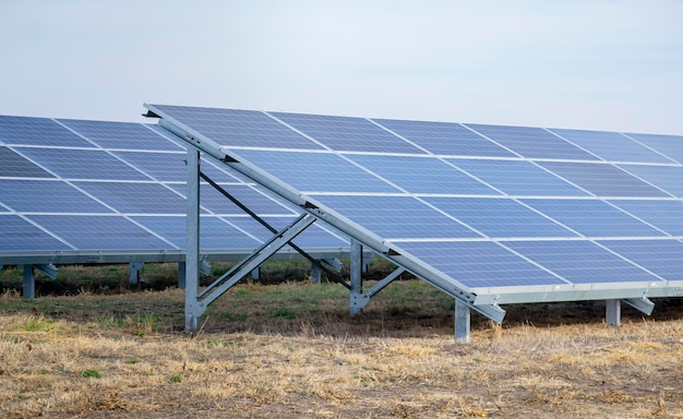 Zdjęcie duże panele słoneczne elektrownie słoneczne zielona energia energia słoneczna wytwarzanie energii energia słoneczna elektryczność