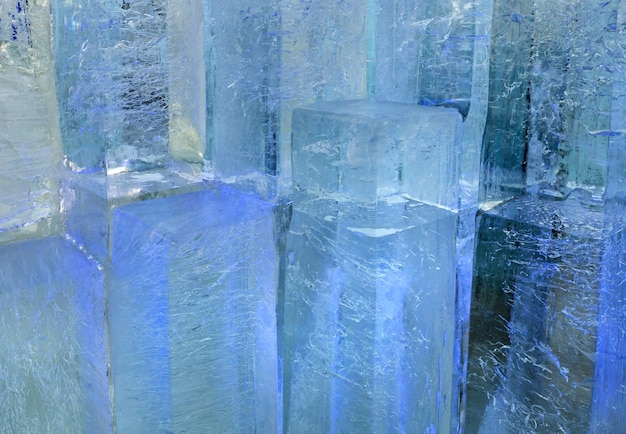 Zdjęcie duże przezroczyste bloki lodu o ciekawych kształtach