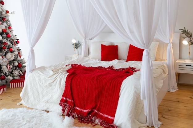 Duże wygodne łóżko z czystymi czerwonymi poduszkami lnianymi