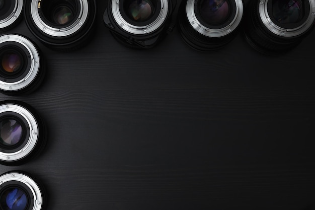 Dużo drogich obiektywów fotograficznych do aparatu na czarnym tle