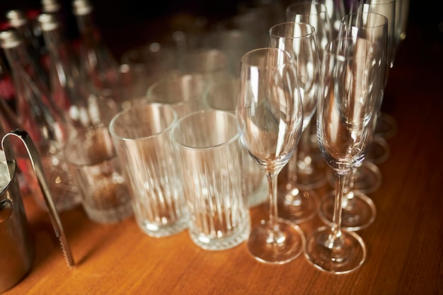 Dużo kieliszków do wina z fajnym pysznym szampanem lub białym winem w barze