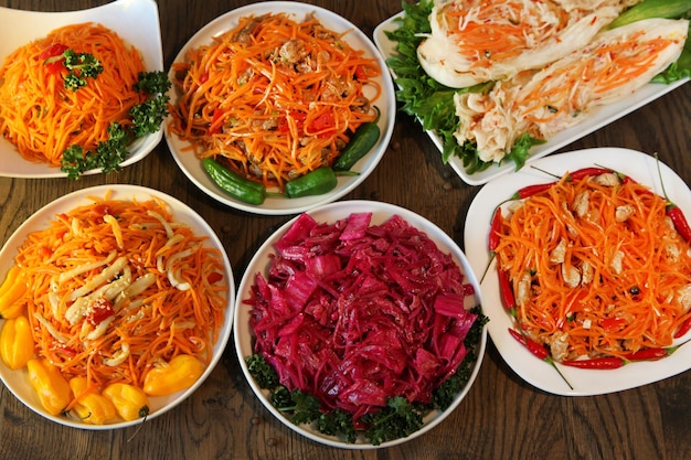 Dużo koreańskich sałatek na stole. pyszne organiczne jedzenie warzywne