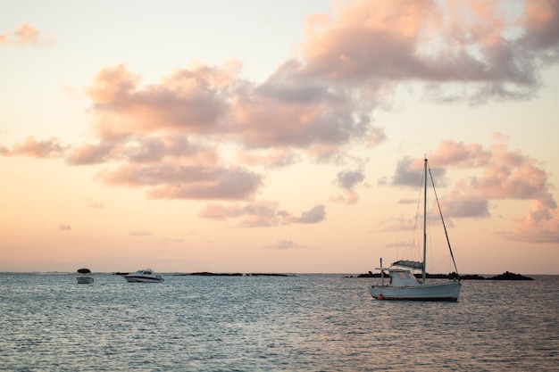 Dużo łodzi O Zachodzie Słońca. Wyspa Mauritius