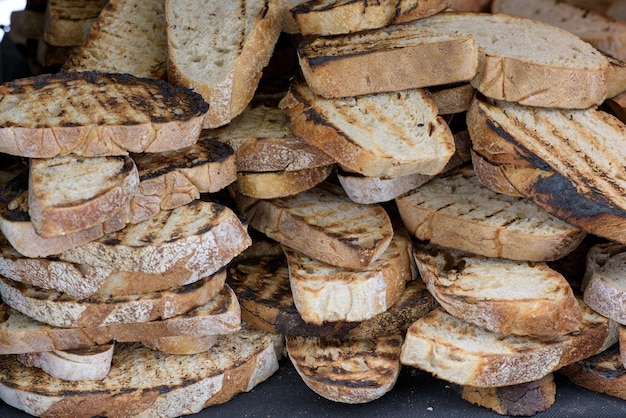 Dużo opiekanych kawałków chleba podczas festiwalu ulicznego jedzenia