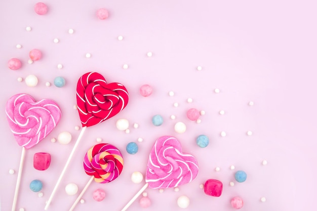 Dużo słodyczy lizaki drażetki i pianki marshmallow Słodycze i cukier powodują próchnicę zębów otyłość Widok z góry