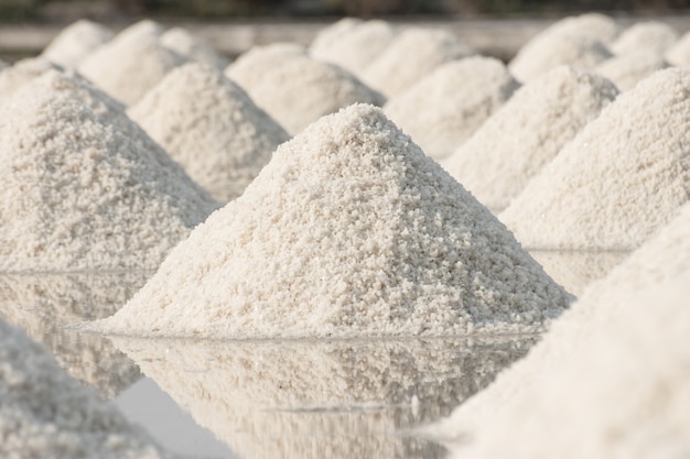 Dużo soli na polach solnych rolników w Tajlandii.