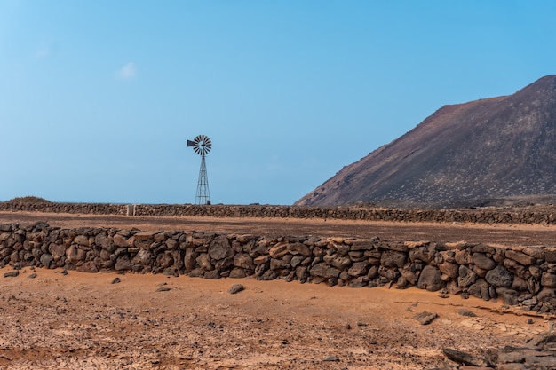 Dużo suszy w Las Salinas de Lobos na Isla de Lobos, obok północnego wybrzeża wyspy Fuerteventura na Wyspach Kanaryjskich. Hiszpania