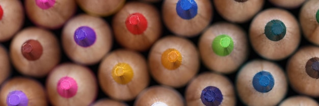 Duży asortyment kolorowych końcówek ołówków umieszczonych na ogonie