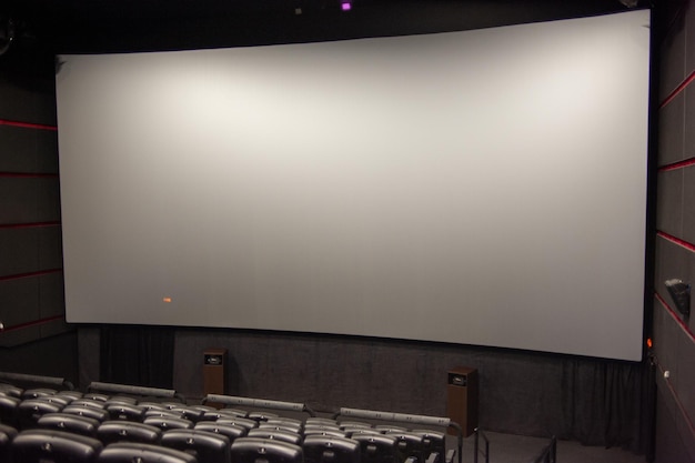 Duży biały ekran w kinie