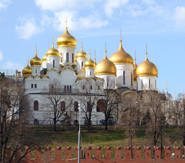 Zdjęcie duży biały kościół ze złotymi kopułami na szczycie