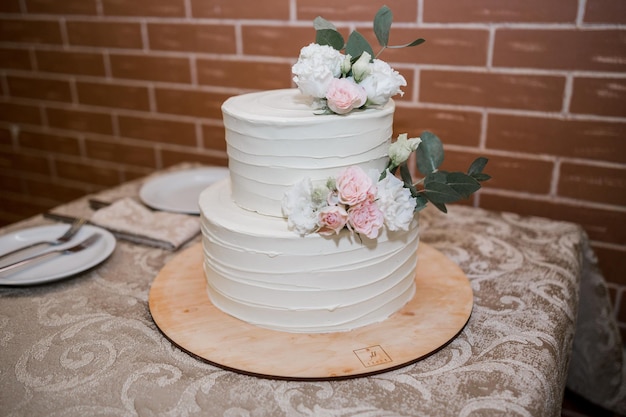 Duży biały tort weselny wieczorem
