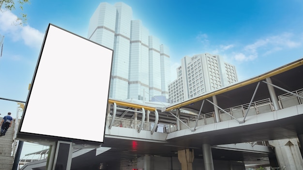 Duży billboard na nowoczesnej ścianie budynku, makieta