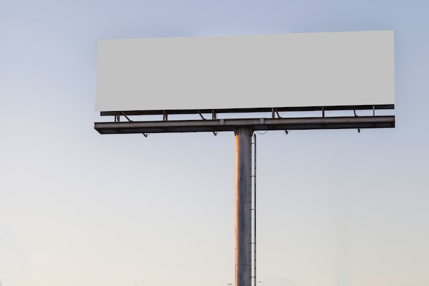 Zdjęcie duży billboard reklamowy pokaz przeciw błękitnemu jasnemu niebu
