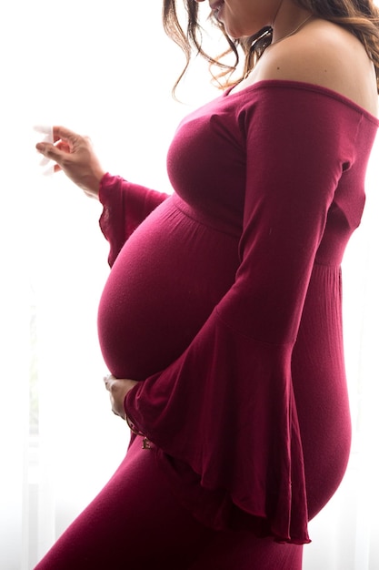 Duży brzuch, ciąża, dziecięce macierzyństwo.
