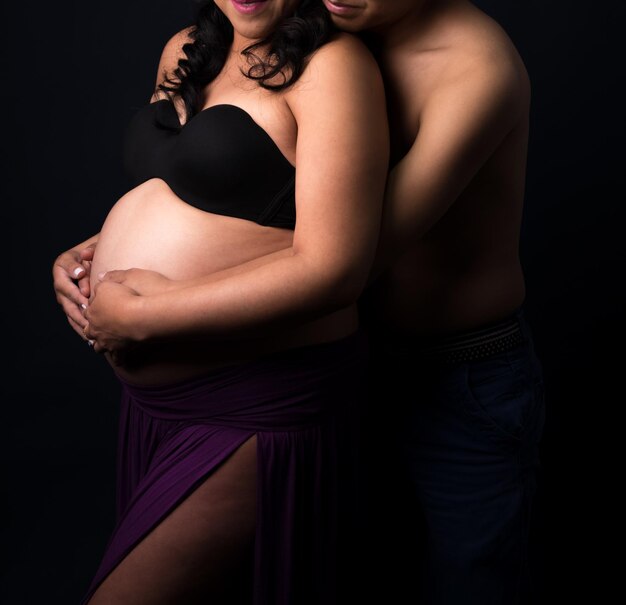 Zdjęcie duży brzuch, ciąża, dziecięce macierzyństwo.