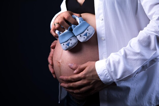 Zdjęcie duży brzuch, ciąża, dziecięce macierzyństwo.