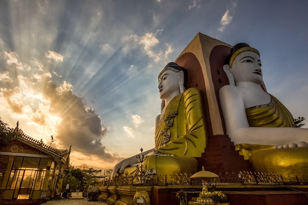Duży Buddha w Myanmar