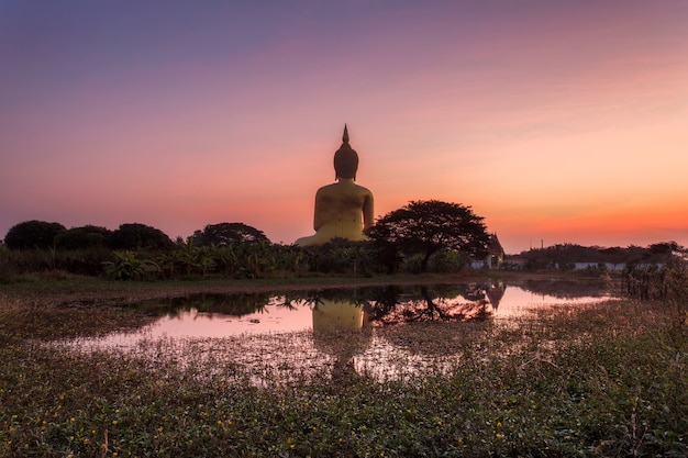 Duży Buddha w Wacie Muang przy Ang Paska Province popularną Buddyjską świątynią w Tajlandia.