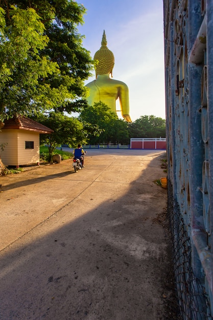 Zdjęcie duży buddha w wacie muang przy ang paska prowinci popularną buddyjską świątynią w tajlandia