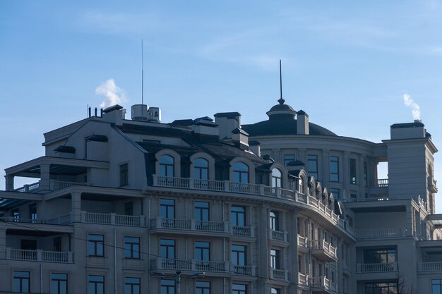 duży budynek w stylu francuskim, w cieniu.