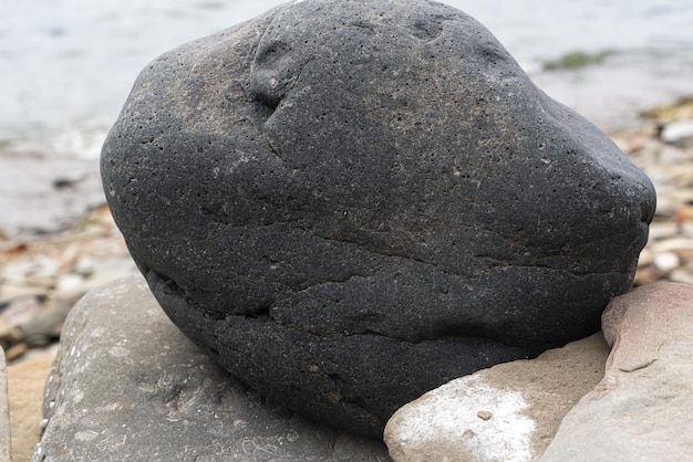 Duży ciemnoszary kamień morski