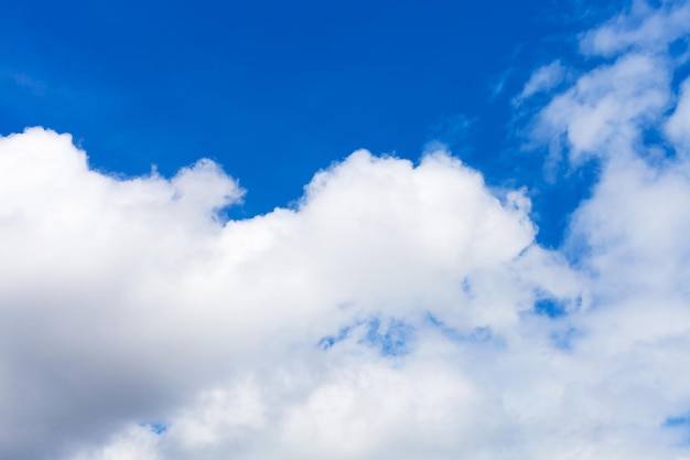 Duży cumulus biało-szara chmura na niebieskim niebie