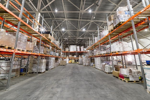 Duży hangarowy magazyn firm przemysłowych i logistycznych