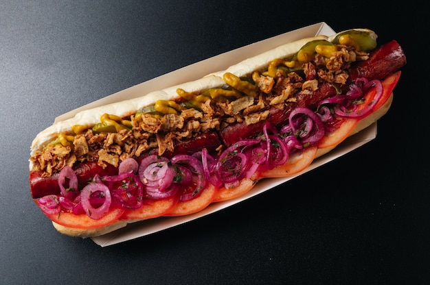 Duży hot dog z kiełbasą i mięsem