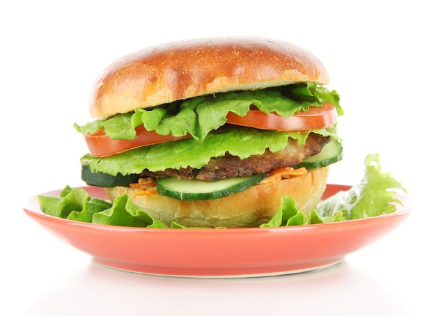 Duży i smaczny hamburger na talerzu izolowanym na białym