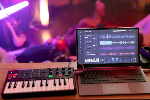 Duży kąt klawiatury podłączonej do laptopa