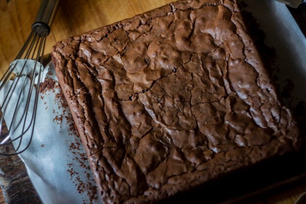 Duży kawałek czekoladowej brownie.