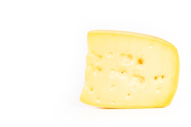 Duży kawałek półmiękkiego chudego sera na białym tle.