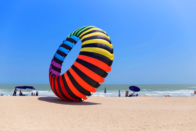 Duży Kolorowy Balonowa Kania Na Plaży W Tajlandia