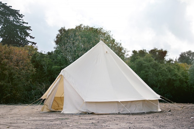 Zdjęcie duży namiot kempingowy na luksusowe wakacje na świeżym powietrzu
