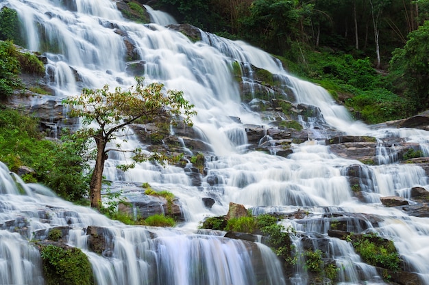 Duży naturalny wodny spadek od góry w Chiang Mai, Tajlandia.